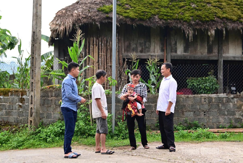 Đồng chí Đặng Văn Linh, Bí thư Chi bộ thôn Xà Phìn (đứng đầu bên trái) trò chuyện với người dân trong thôn về lợi thế phát triển kinh tế của thôn.