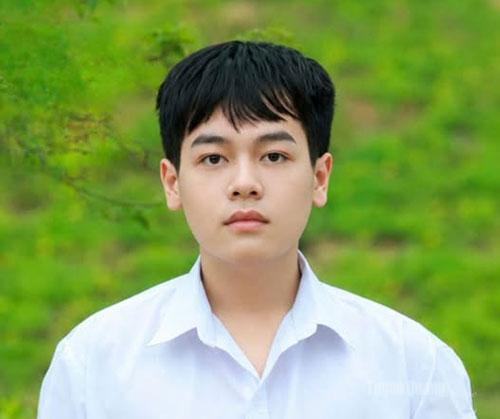 Em Nguyễn  Tuấn Minh,  lớp 12  chuyên Anh, Trường THPT Chuyên  Tuyên Quang.