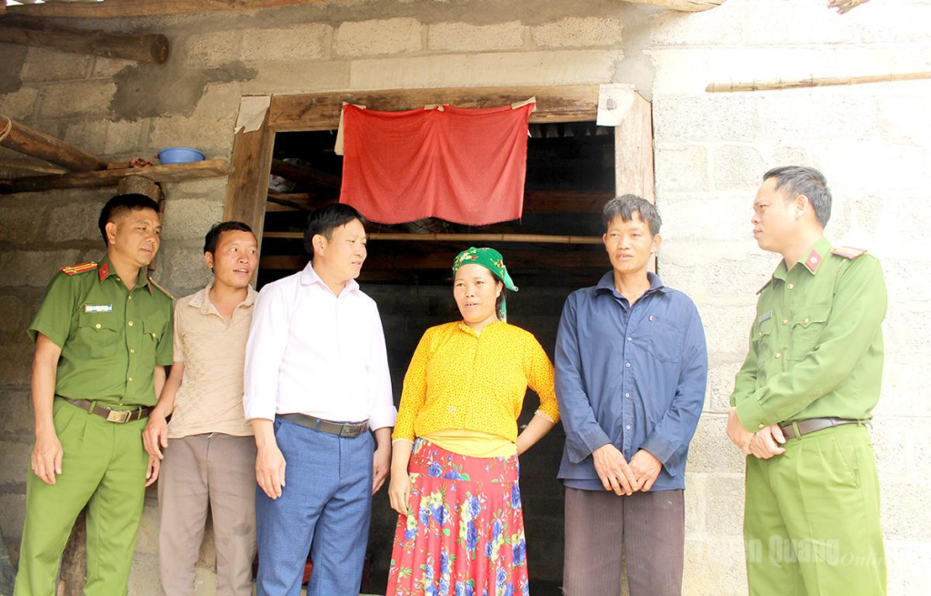 Tổ công tác xã Thắng Mố  đến cụm dân cư  tuyên truyền về phương án sắp xếp thôn.