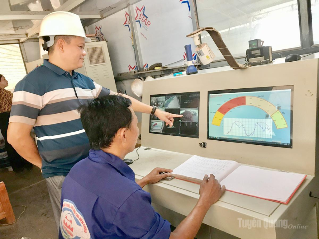 Công nhân Nhà máy Gạch tuynel chất lượng cao Tuyên Quang vận hành dây chuyền sản xuất tại Trung tâm điều hành, góp phần nâng cao năng suất lao động nhờ ứng dụng chuyển đổi số.