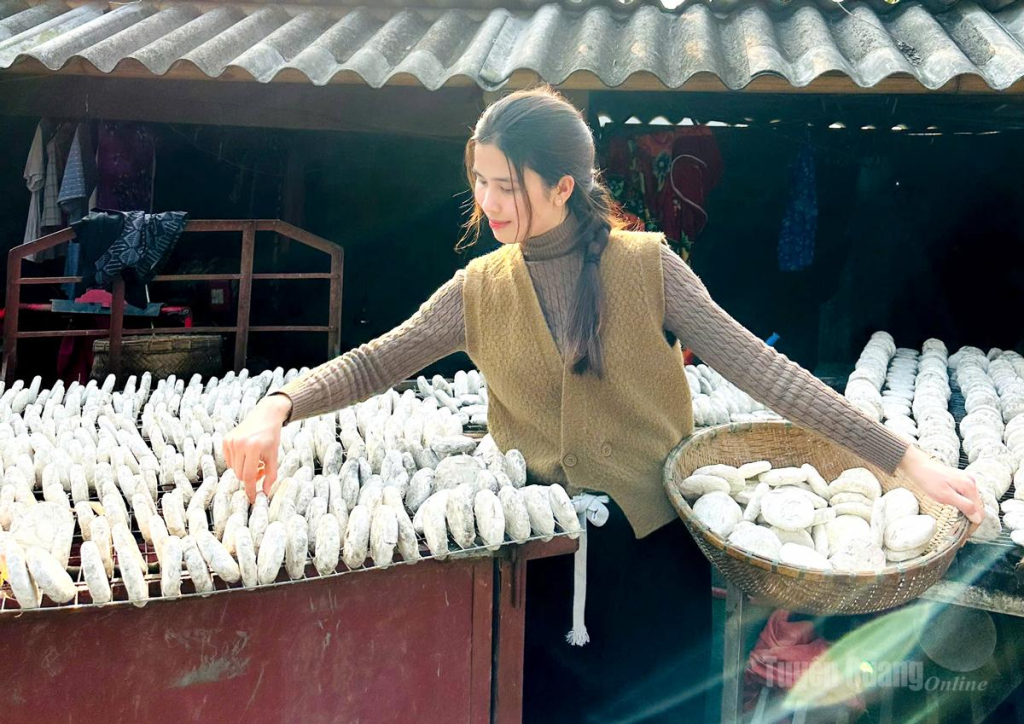 Những bánh men lá được hong khô và chăm sóc cẩn thận, bảo đảm chất lượng sản phẩm.