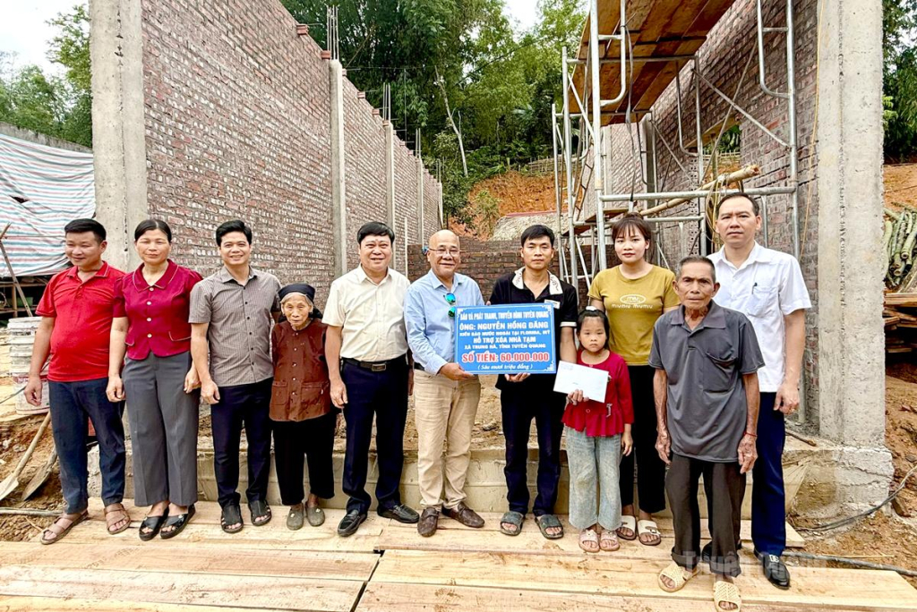 Đồng chí Mai Đức Thông, Ủy viên Ban Chấp hành Đảng bộ tỉnh, Giám đốc Báo và phát thanh, truyền hình Tuyên Quang, Chủ tịch Hội Nhà báo tỉnh cùng ông Nguyễn Hồng Đăng, trao kinh phí hỗ trợ xây dựng nhà cho gia đình anh Seo Văn Út, thôn Nà Lừa.