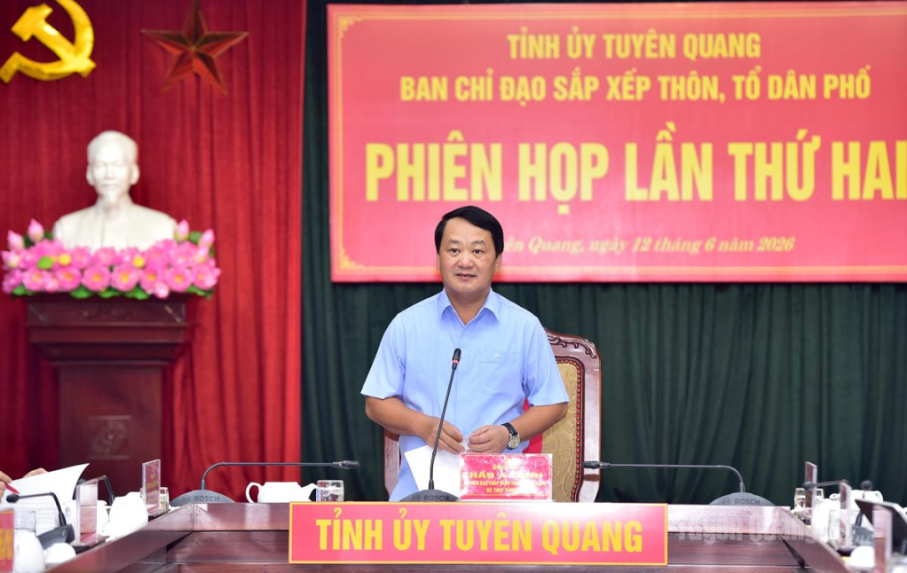 Đồng chí Bí thư Tỉnh ủy Hầu A Lềnh chủ trì phiên họp.