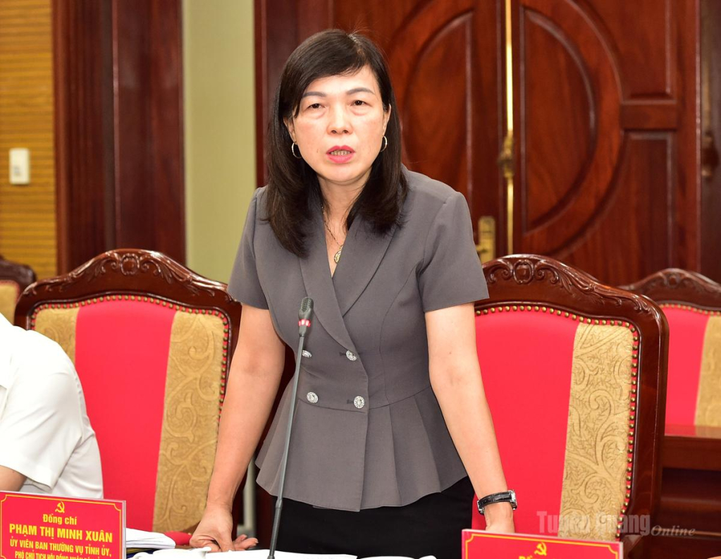 Phó Chủ tịch HĐND tỉnh Phạm Thị Minh Xuân phát biểu thảo luận.