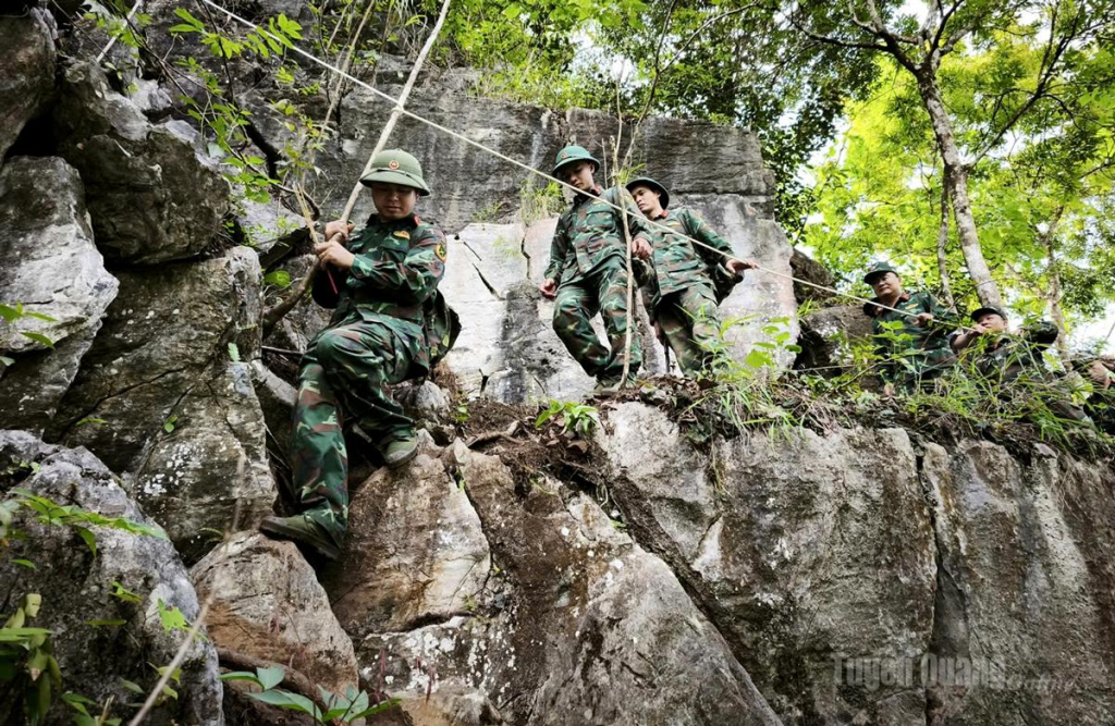 Các lực lượng vượt qua cung đường núi đá hiểm trở, đưa hài cốt liệt sĩ trở về.