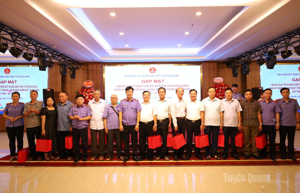 Lãnh đạo Viện Kiểm sát nhân dân tỉnh trao quà lưu niệm cho cán bộ, công chức, người lao động đã nghỉ hưu.