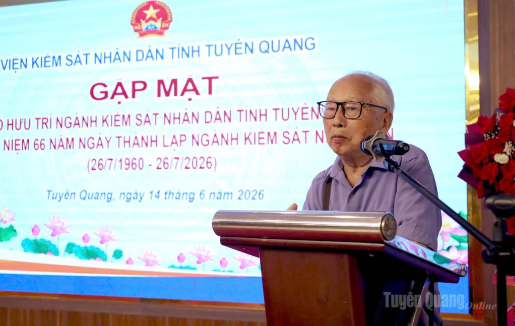 Ông Nguyễn Bình Thăng, nguyên Viện trưởng Viện Kiểm sát nhân dân tỉnh Hà Tuyên trao đổi kinh nghiệm với cán bộ trẻ ngành Kiểm sát.