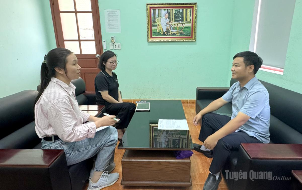 Ông Vũ Tiến Hiệp, Chủ tịch UBND phường Mỹ Lâm trao đổi với nhóm phóng viên Báo và phát thanh, truyền hình Tuyên Quang.