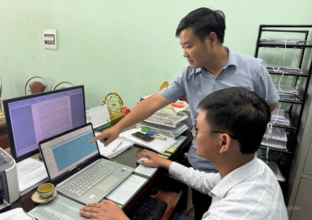 Lãnh đạo UBND phường Mỹ Lâm rà soát hiện trạng bản đồ địa chính tại khu vực xảy ra vụ việc, hoàn toàn không có liên quan quyền lợi, trách nhiệm của bà Nguyễn Thị Lan.