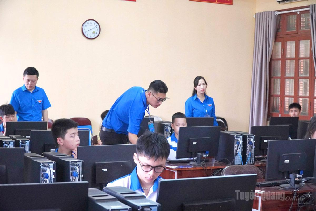Lãnh đạo, cán bộ Tỉnh đoàn kiểm tra, hướng dẫn các thí sinh đăng nhập hệ thống thi.