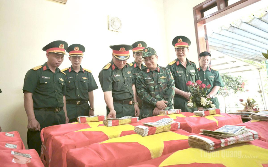 Đoàn công tác thắp hương tại nhà quàn Đội tìm kiếm, quy tập hài cốt liệt sĩ.