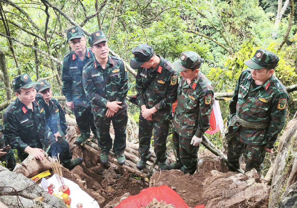 Đại tá Khổng Đình Tám (thứ 4 bên phải) chỉ đạo công tác tìm kiếm, quy tập hài cốt liệt sĩ tại điểm cao 685.