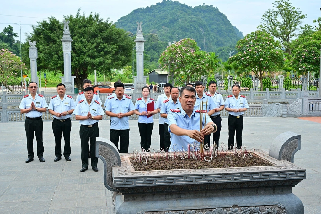 Đoàn dâng hương kỷ niệm 130 năm Ngày sinh đồng chí Hồ Tùng Mậu tại Khu tưởng niệm Chủ tịch Hồ Chí Minh và các Vị tiền bối cách mạng tại Tân Trào.