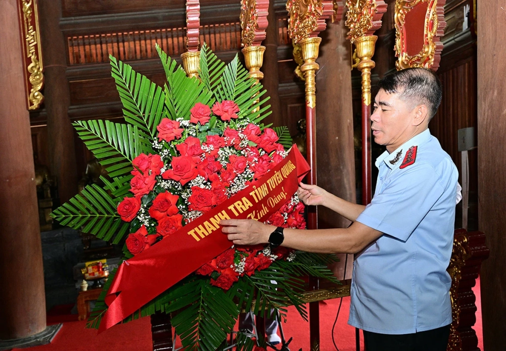 Đồng chí Ngô Xuân Nam, Chánh Thanh tra tỉnh, Trưởng đoàn thực hiện nghi thức chỉnh vòng hoa.
