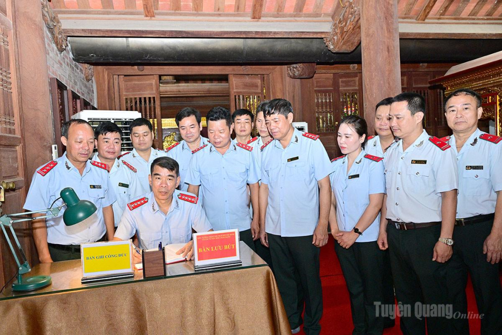 Trưởng đoàn Ngô Xuân Nam ghi lưu bút.