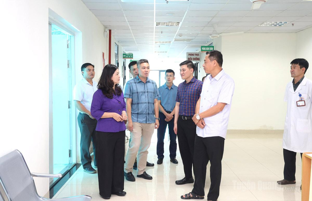 Phó Chủ tịch UBND tỉnh Vương Ngọc Hà kiểm tra công tác bố trí khoa phòng tại Bệnh viện Đa khoa khu vực Quản Bạ.