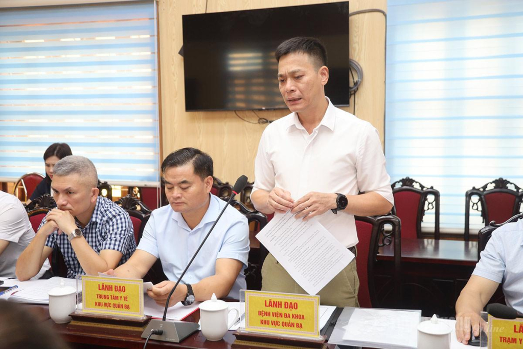 Đại diện Bệnh viện Đa khoa khu vực Quản Bạ báo cáo công tác y tế 6 tháng đầu năm.