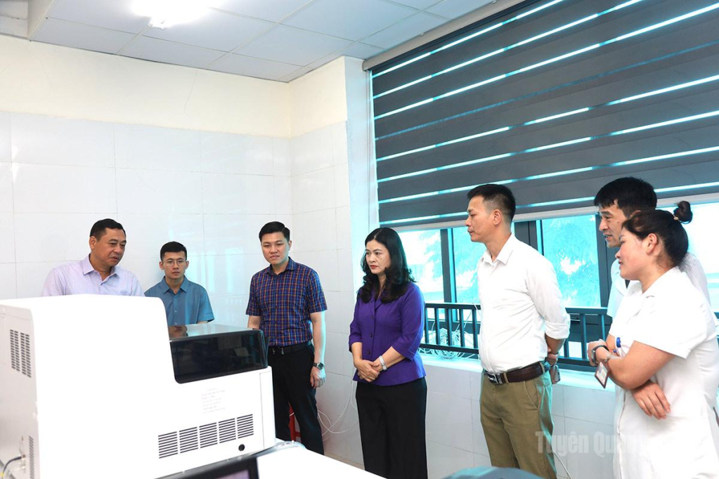 Phó Chủ tịch UBND tỉnh Vương Ngọc Hà kiểm tra cơ sở vật chất của Bệnh viện Đa khoa khu vực Quản Bạ.