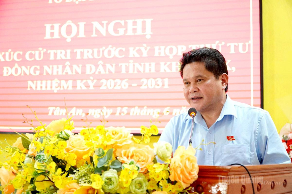 Đồng chí Vàng Seo Cón phát biểu tại buổi tiếp xúc cử tri.