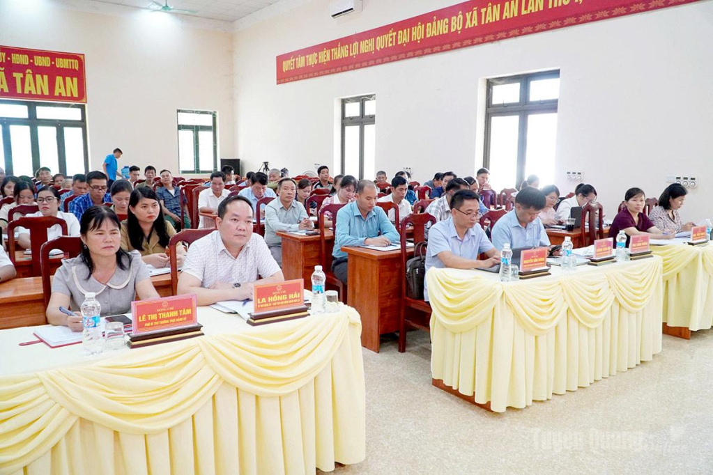 Các đại biểu tại buổi tiếp xúc.
