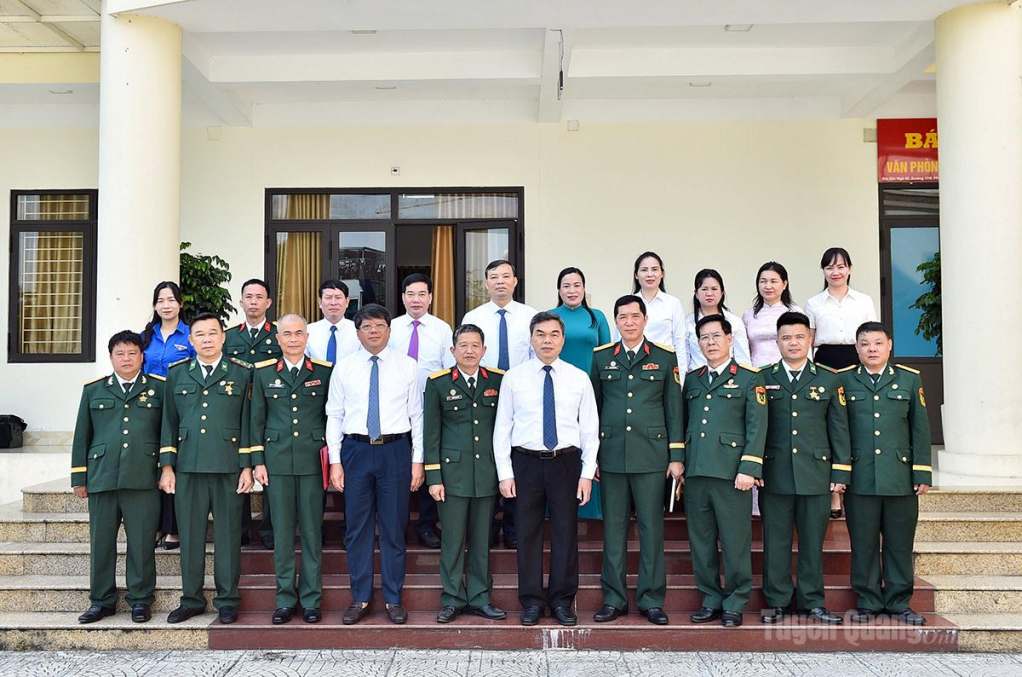 Đồng chí Phó Bí thư Tỉnh ủy, Chủ tịch Ủy ban MTTQ tỉnh Ma Thế Hồng cùng các đại biểu chụp ảnh chung với Đoàn đại biểu Cựu chiến binh tỉnh đi dự Đại hội.