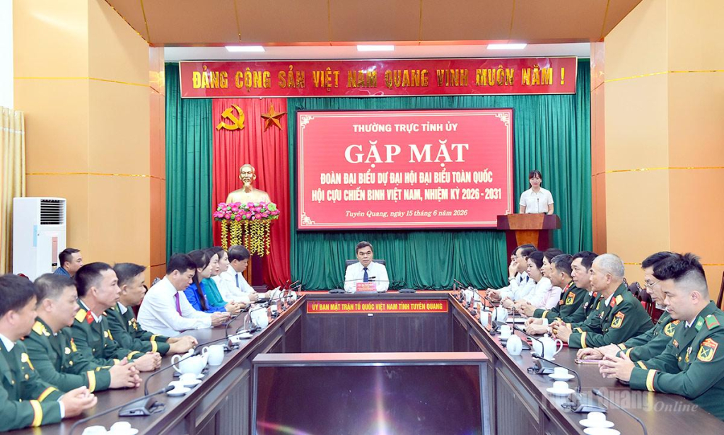 Đồng chí Ma Thế Hồng, Phó Bí thư Tỉnh ủy, Chủ tịch Ủy ban MTTQ tỉnh gặp mặt Đoàn đại biểu tỉnh Tuyên Quang dự Đại hội Hội Cựu chiến binh Việt Nam.