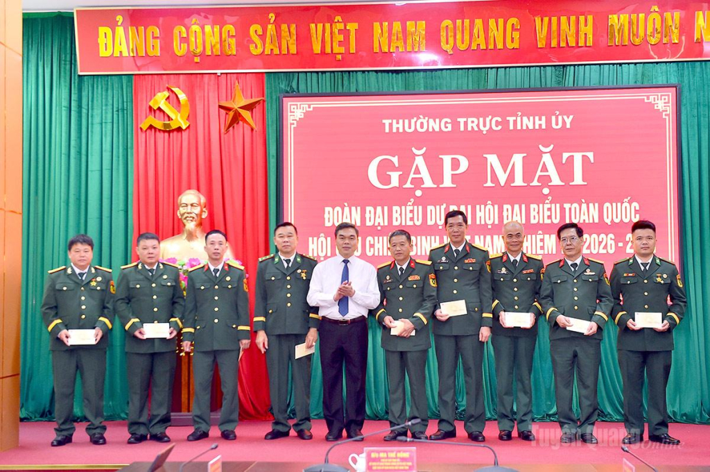 Đồng chí Phó Bí thư Tỉnh ủy, Chủ tịch Ủy ban MTTQ tỉnh Ma Thế Hồng tặng quà các đại biểu đi dự Đại hội.