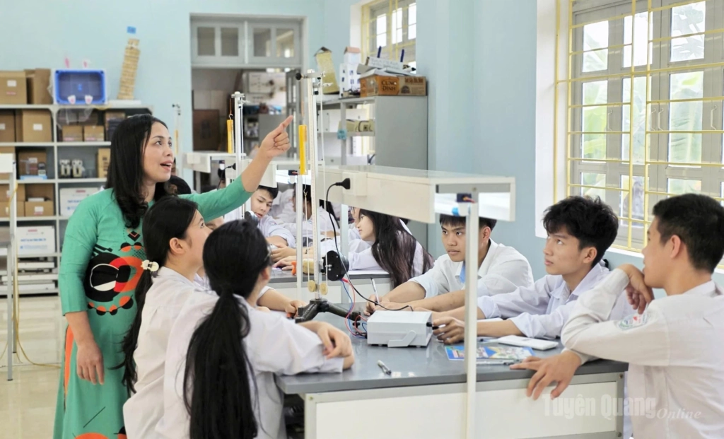 Khẩn trương rà soát, đầu tư, mua sắm đầy đủ thiết bị dạy học tối thiểu.