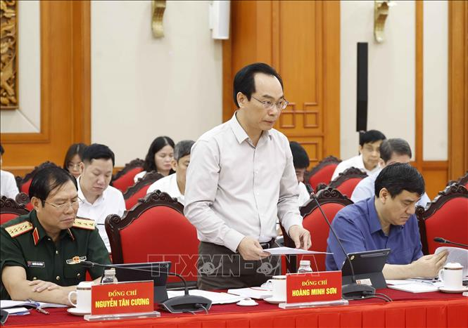 Đồng chí Hoàng Minh Sơn, Ủy viên Trung ương Đảng, Bộ trưởng Bộ Giáo dục và Đào tạo báo cáo tại cuộc làm việc. Ảnh: Thống Nhất/TTXVN.