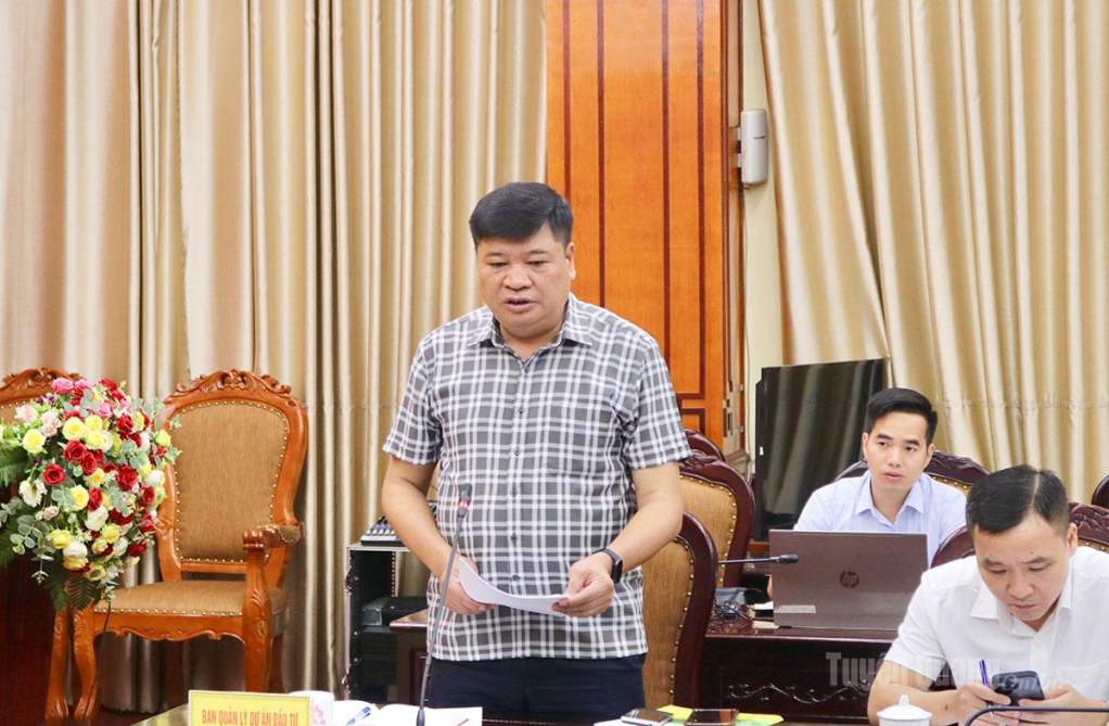 Đại diện Ban Quản lý dự án Đầu tư xây dựng công trình tỉnh báo cáo tại buổi làm việc.