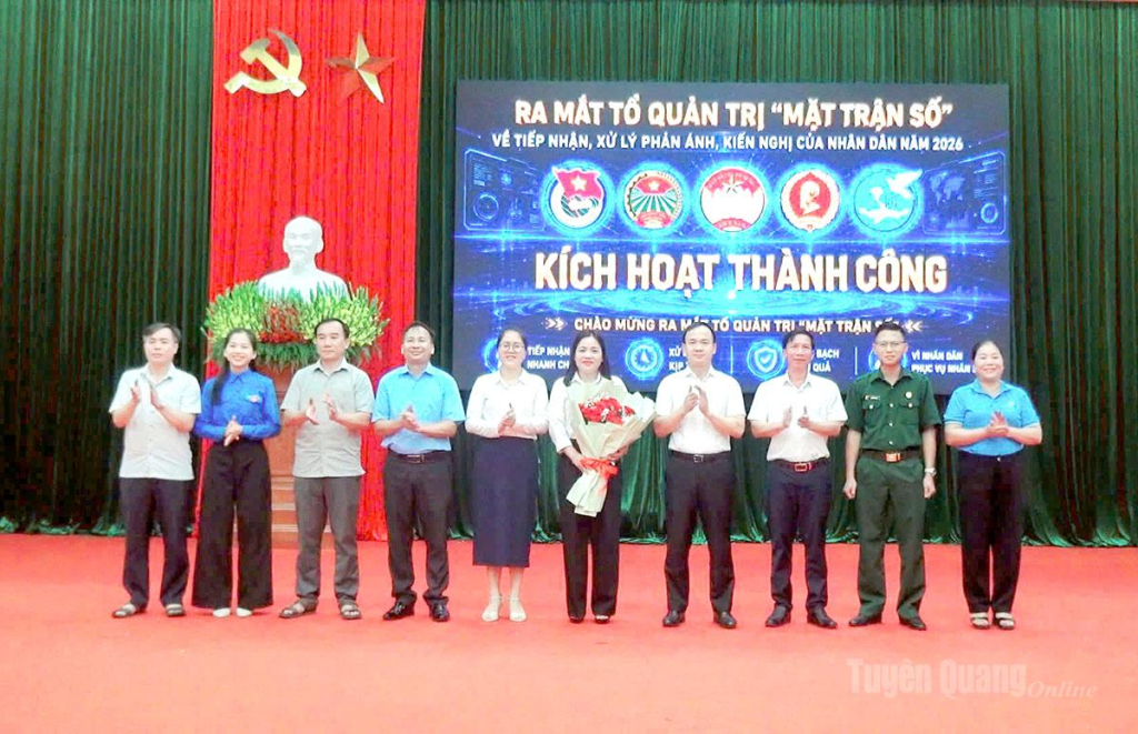 Lãnh đạo xã Bắc Quang tặng hoa chúc mừng Tổ quản trị “Mặt trận số”.