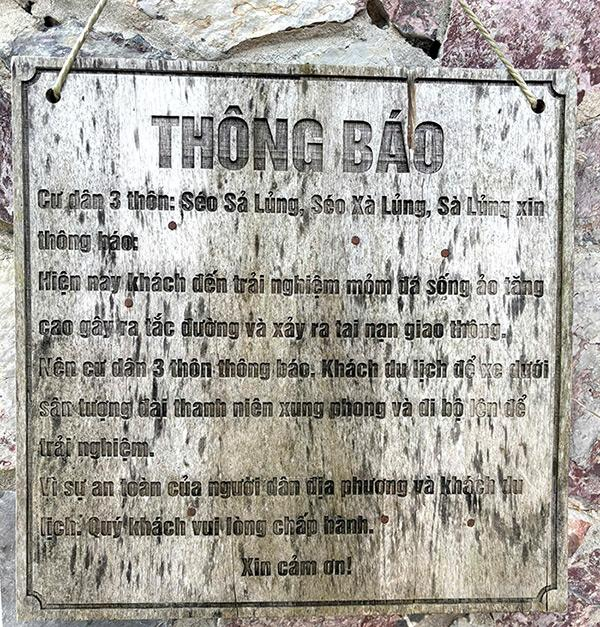 Thông báo về việc đỗ xe tại khu vực tượng đài Thanh niên xung phong đã được người dân địa phương thông tin đến du khách.