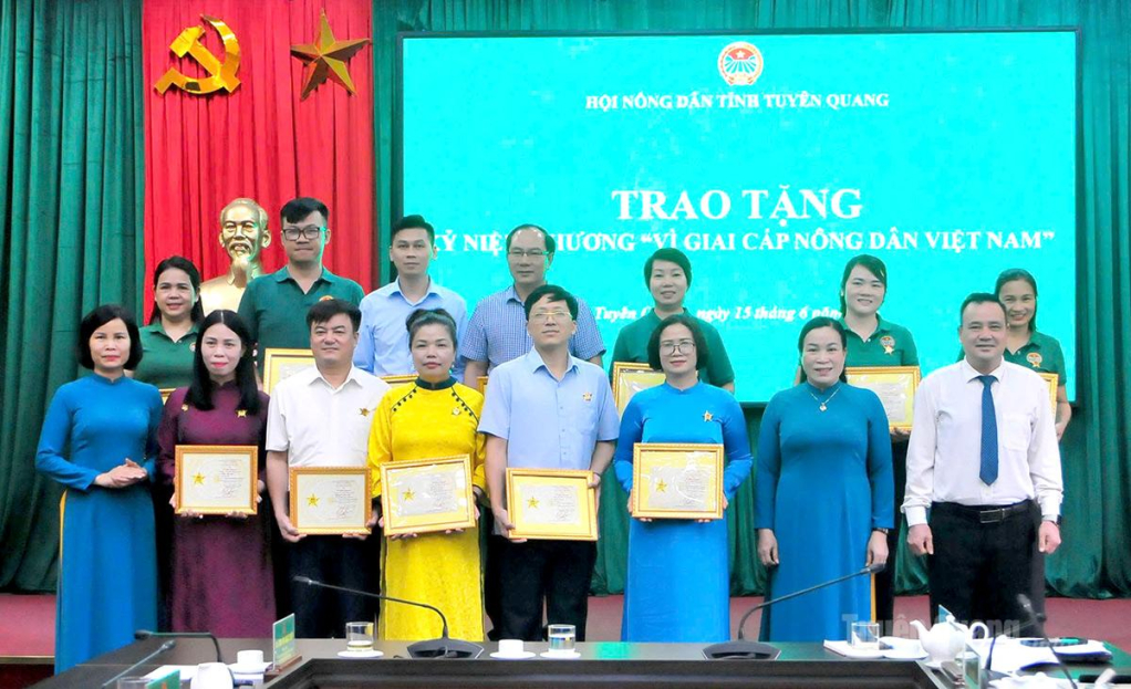 Các cá nhận được nhận Kỷ niệm chương “Vì giai cấp nông dân Việt Nam” của Ban Chấp hành Trung ương Hội Nông dân Việt Nam.