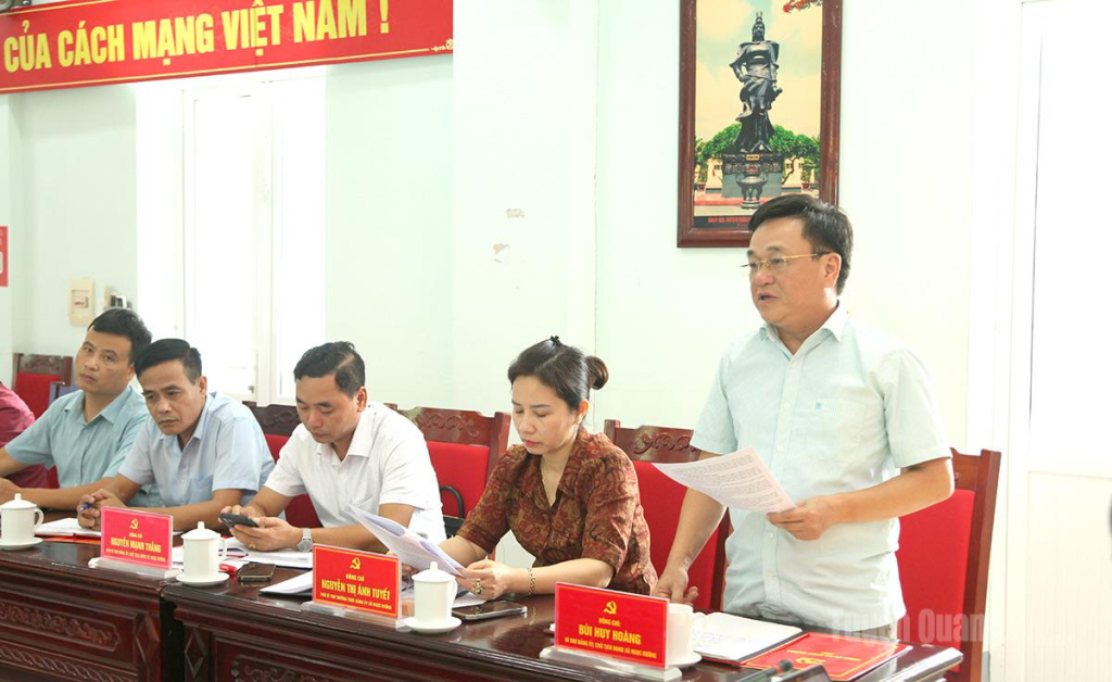 Bí thư Đảng ủy, Chủ tịch HĐND xã Ngọc Đường báo cáo một số nội dung liên quan đến công tác sắp xếp thôn.