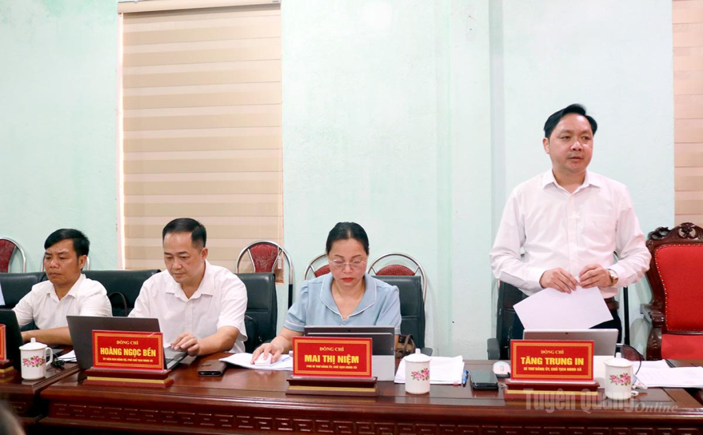 Lãnh đạo xã Tân Trịnh báo cáo kết quả thực hiện nhiệm vụ phát triển kinh tế - xã hội 6 tháng đầu năm với đoàn giám sát.