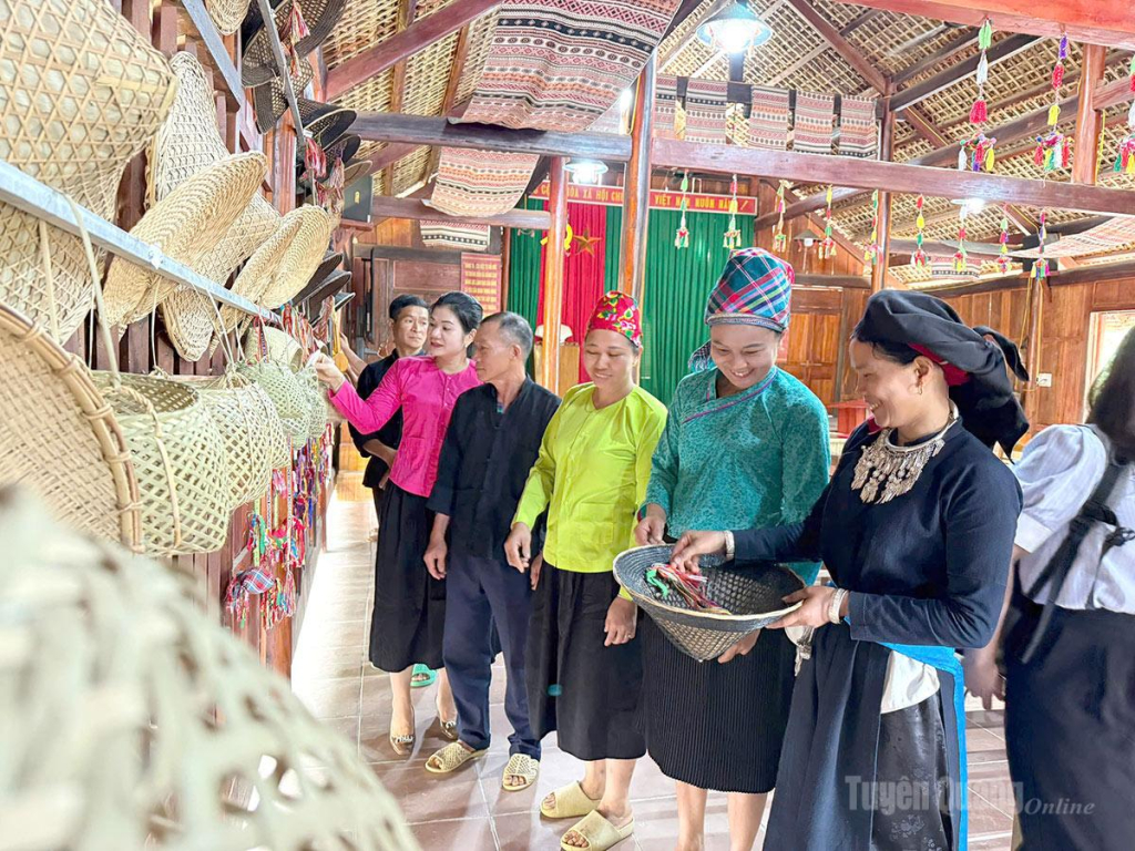 Thôm Khun, xã Bằng Lang phát triển du lịch từ lợi thế văn hóa, truyền thống, cảnh quan.