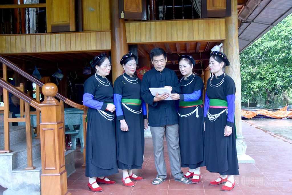 Người dân thôn Pác Cáp, xã Phù Lưu trao đổi về chủ trương sắp xếp, sáp nhập thôn bản.