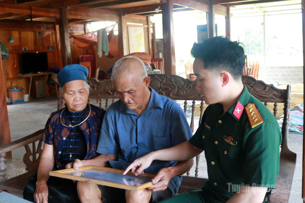 Cán bộ Ban Chỉ huy Quân sự phường Hà Giang 1 hướng dẫn thân nhân liệt sĩ  Nguyễn Văn Tiến, tổ 32, thôn Tha đối chiếu thông tin, phục vụ công tác thu nhận mẫu ADN.