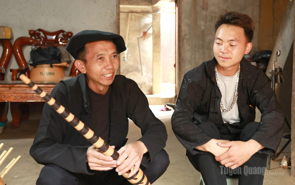 Ông Giàng Nỏ Già (trái) và con trai Giàng Mí Nô là hai trong số những người làm khèn Mông tại làng nghề. Gắn bó với nghề từ khi còn là thanh niên, anh Già truyền lại kỹ thuật chế tác cho con trai, đến nay đã được 23 năm bền bỉ “giữ lửa”.