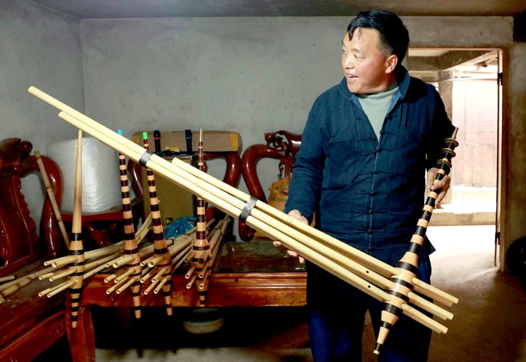 Một chiếc khèn hoàn thiện có giá bán từ 2-3 triệu đồng. Nếu có kích cỡ lớn hoặc được chế tác đặc biệt, chiếc khèn có thể bán với giá từ 5-6 triệu đồng.