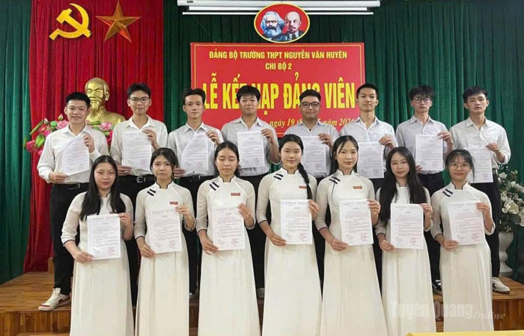 Các em học sinh Trường THPT Nguyễn Văn Huyên được kết nạp Đảng trong  năm học 2025 - 2026.