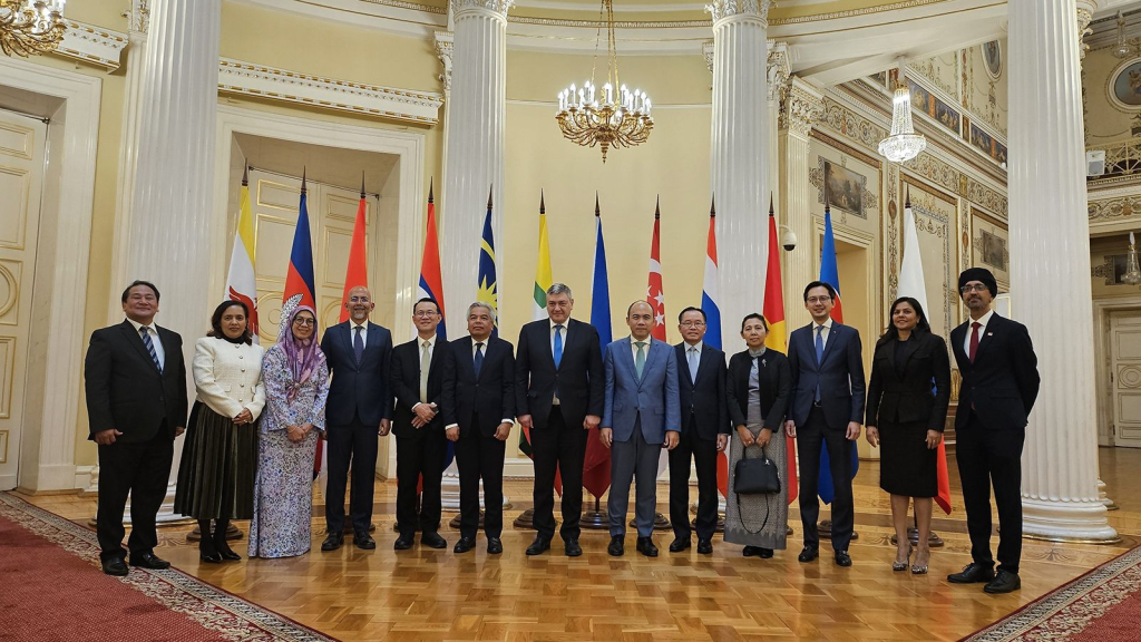 Thứ trưởng Ngoại giao Đỗ Hùng Việt, Trưởng SOM ASEAN của Việt Nam cùng Trưởng SOM, Trưởng đoàn các nước ASEAN và Nga tham dự Cuộc họp Quan chức cao cấp ASEAN-Nga lần thứ 20 tại thành phố Saint Petersburg, Liên bang Nga, ngày 26/4/2024. (Ảnh: TTXVN)