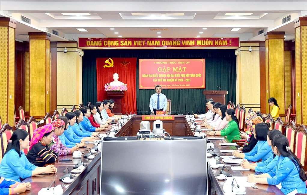 Đồng chí Ma Thế Hồng, Phó Bí thư Tỉnh ủy, Chủ tịch Ủy ban MTTQ tỉnh gặp mặt các đại biểu dự Đại hội đại biểu Phụ nữ toàn quốc.