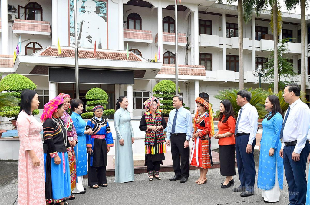 Đồng chí Phó Bí thư Tỉnh ủy, Chủ tịch Ủy ban MTTQ tỉnh Ma Thế Hồng trao đổi, căn dặn các đại biểu trước khi đi dự Đại hội.