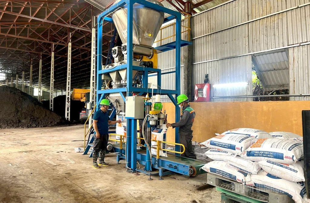 Dây chuyền sản xuất phân bón hữu cơ đang được Hợp tác xã sản xuất, chế biến thực phẩm an toàn Sáng Nhung, xã Đông Thọ vận hành.