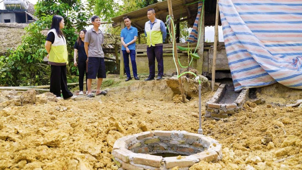 Dự án “Năng lượng xanh từ chăn nuôi” tại xã Bằng Lang lắp đặt bể biogas cho các hộ nuôi lợn.