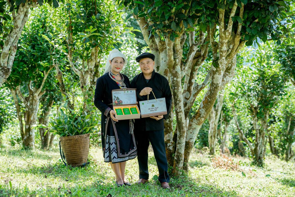Người dân xã Hồng Thái tự hào giới thiệu sản phẩm chè Shan tuyết Hồng Thái.