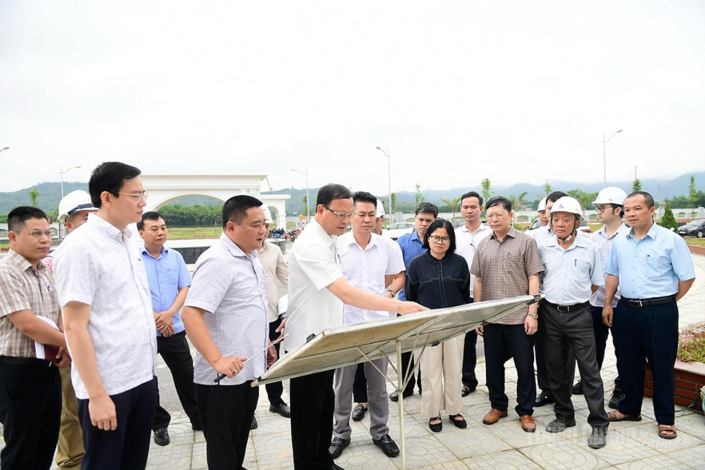 Phó Chủ tịch Thường trực UBND tỉnh Nguyễn Mạnh Tuấn nghe chủ đầu tư và các nhà thầu báo cáo tiến độ thi công Dự án Bệnh viện Đa khoa tỉnh Tuyên Quang.