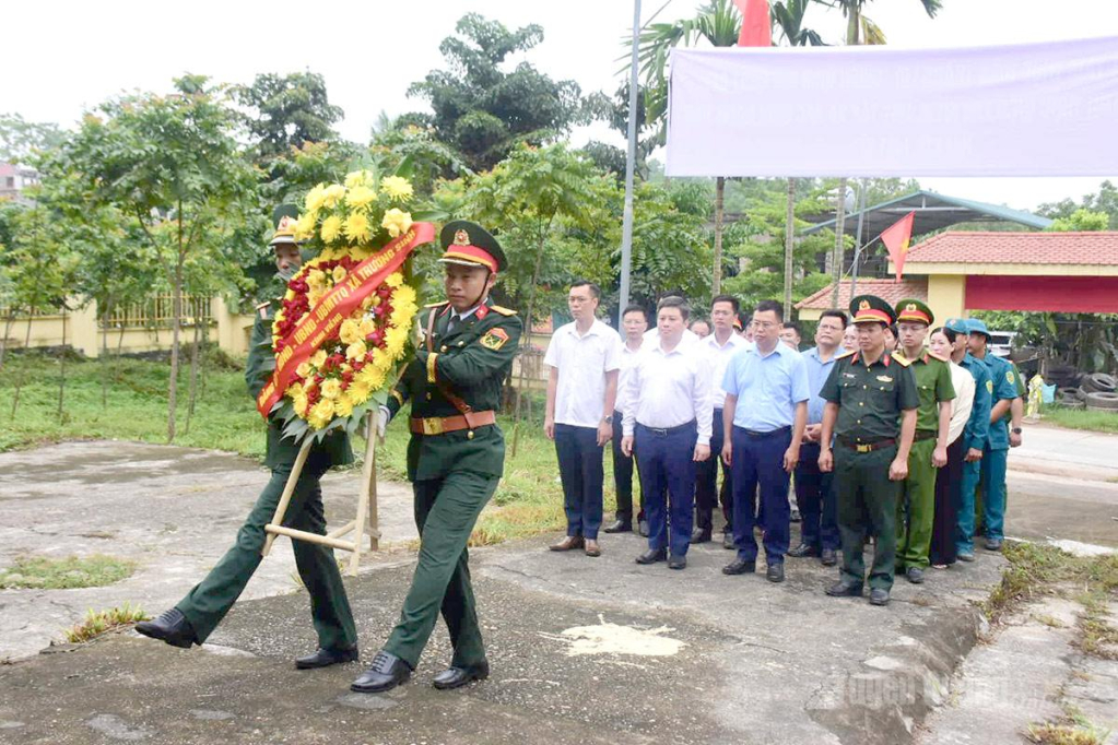 Các đại biểu dâng hương, hoa tại Nghĩa trang Liệt sĩ xã Trường Sinh trước khi tiến hành các bước lấy mẫu theo quy định.