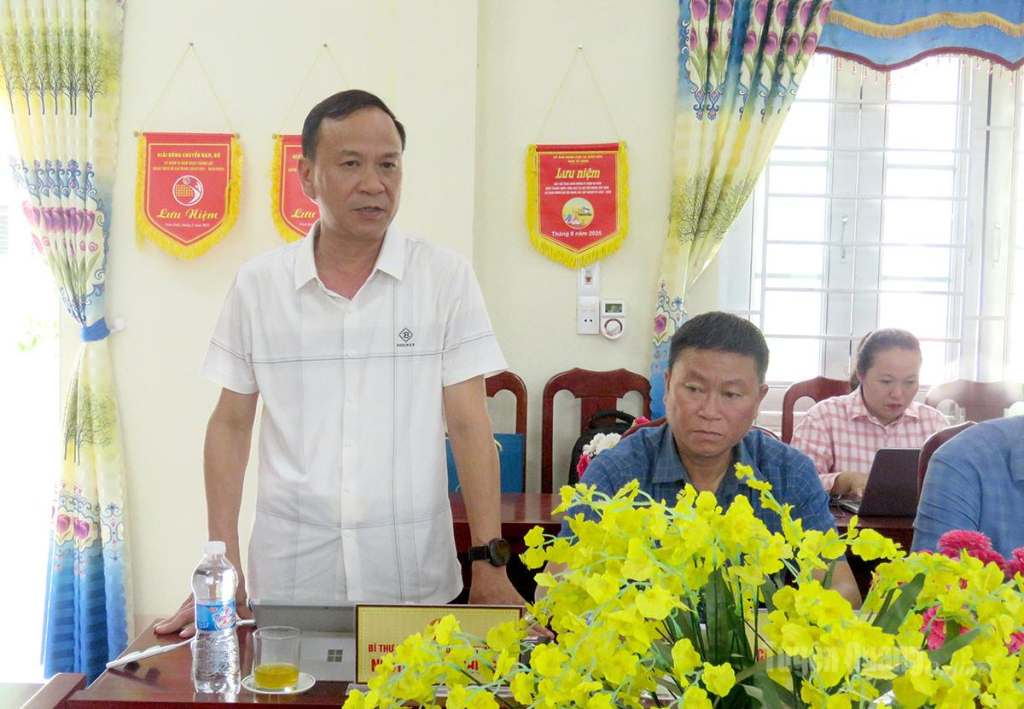Đồng chí Nguyễn Ngọc Khuyên, Bí thư Đảng ủy, Chủ tịch HĐND xã Nấm Dẩn báo cáo tại buổi làm việc.